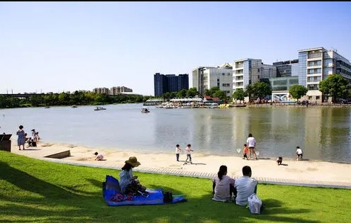 《圖說》美蘭人工湖夏日吸引人潮遊湖，載自百度網。