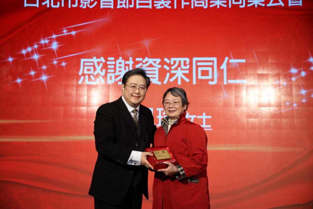 《圖說》陳仲祺（左）特別為服務影音公會近40年，即將於明年2月退休的資深同仁陳鳳珠（右）進行表揚。