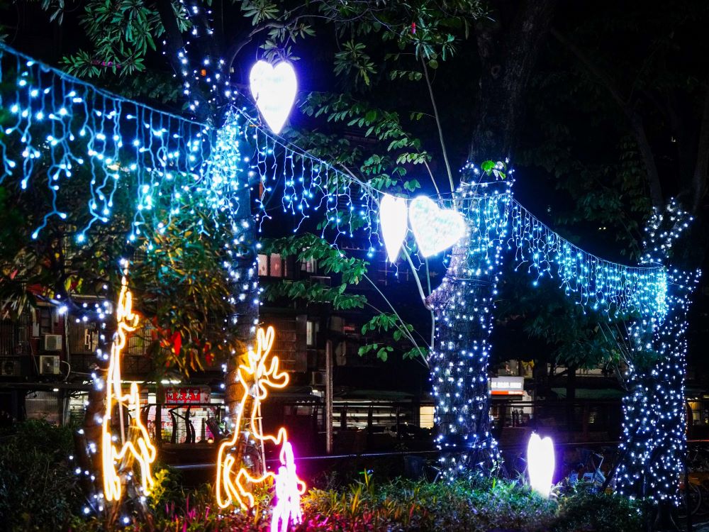 《圖說》行道樹披上水藍色與白色等璀璨閃亮的節慶燈飾。〈水利局提供〉