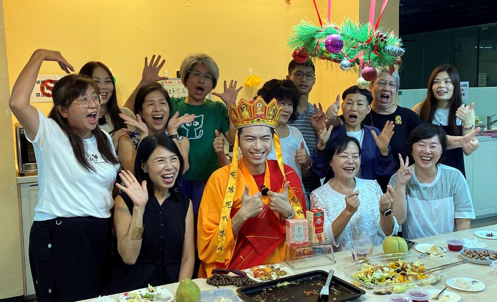 《圖說》香港偶像團體Error成員193扮唐三藏到華梵大學佛藝系取經，人氣爆棚。〈華梵大學提供〉
