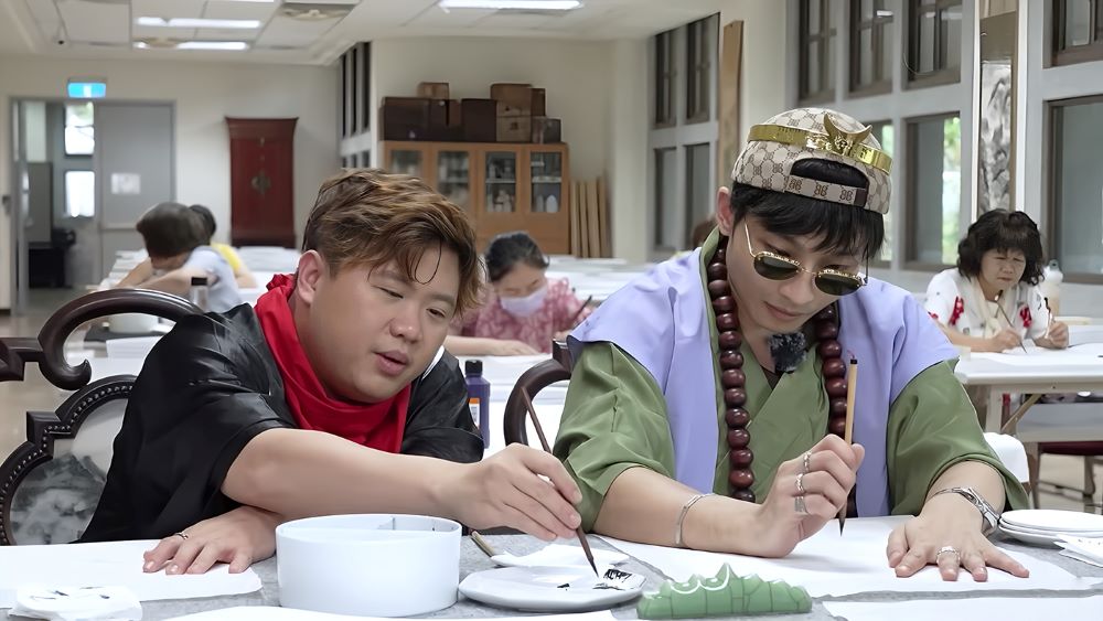 《圖說》香港偶像團體Error成員肥仔(左)、Dee哥在華梵佛藝系學習佛畫。〈華梵大學提供〉