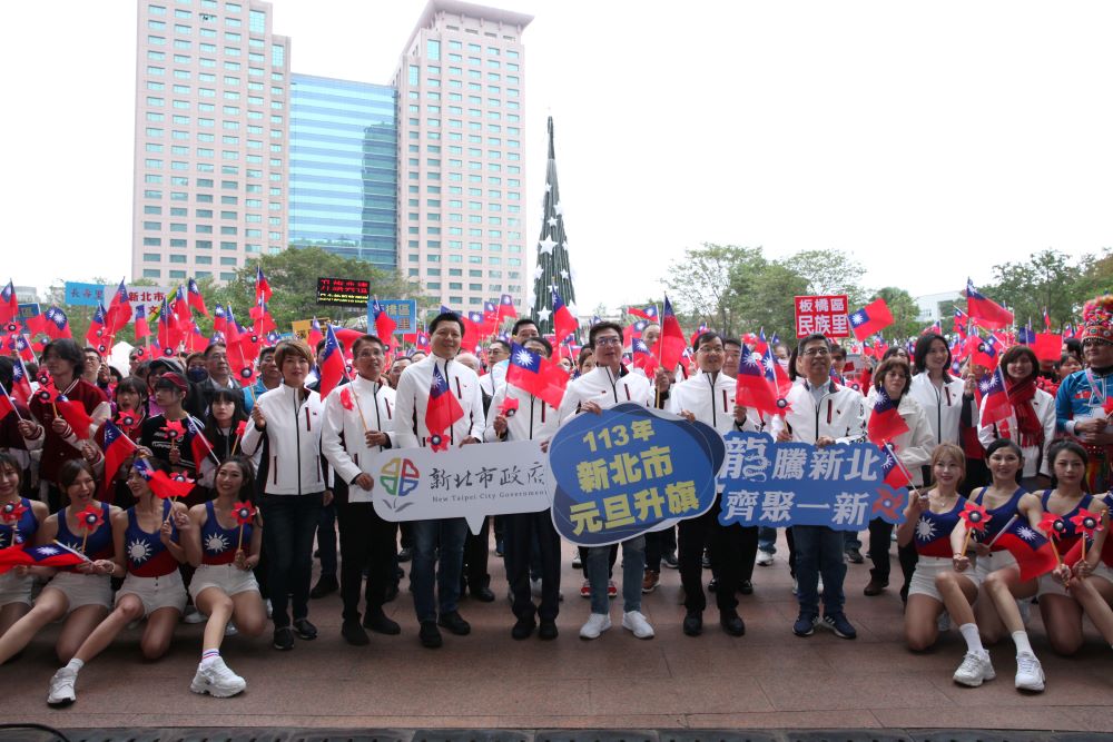 《圖說》副市長劉和然率領市府團隊與民眾一起升旗，祝福市民新年快樂。〈民政局提供〉