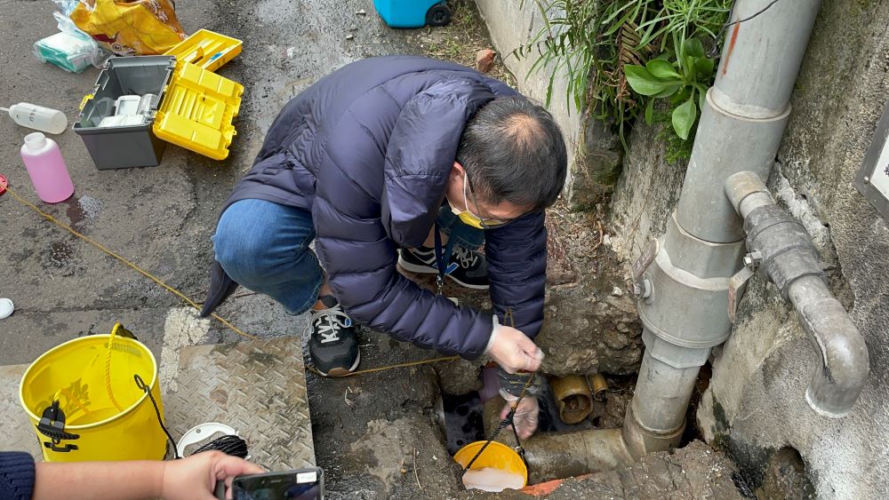 《圖說》環保局現場採集該廠放流水水樣送檢。〈環保局提供〉