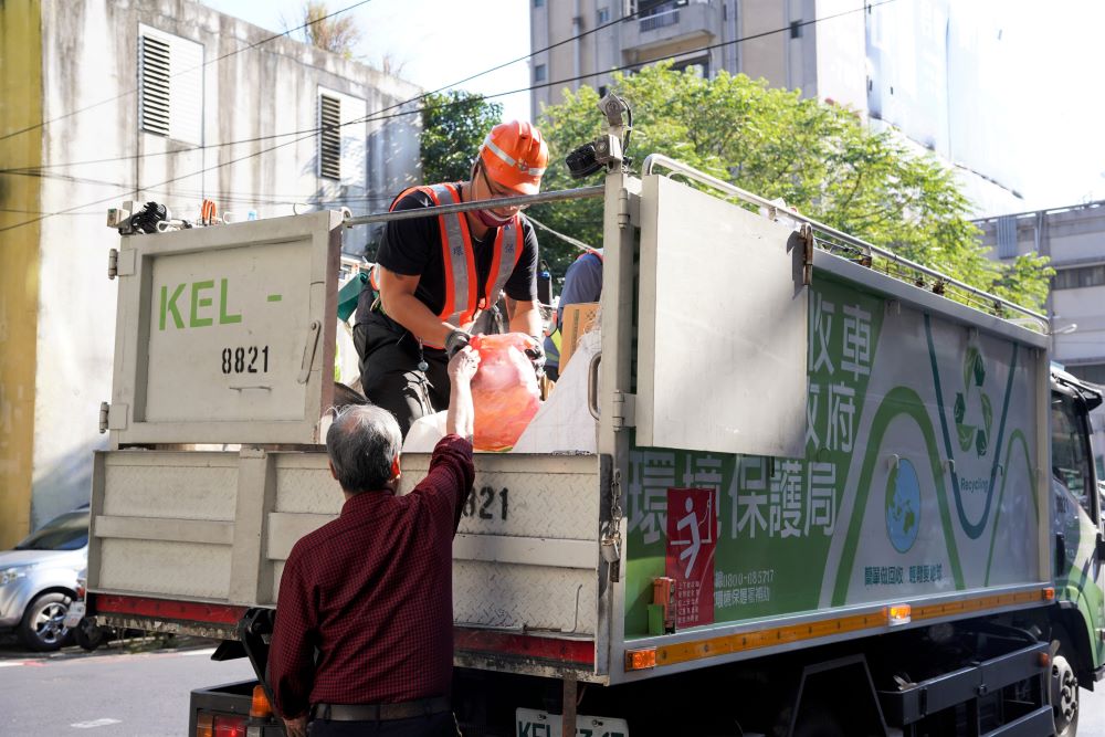 《圖說》清潔隊員執行資源回收收運作業。〈環保局提供〉