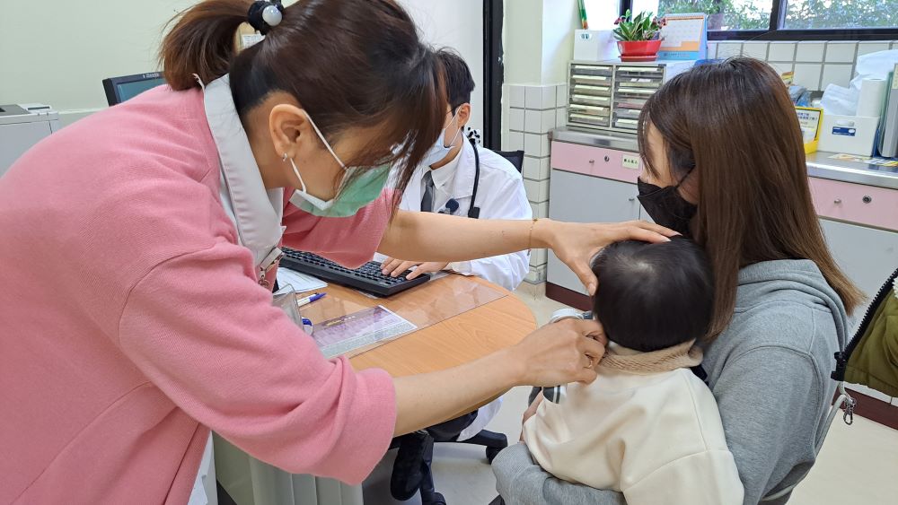 《圖說》兒科門診近期出現許多免疫負債小病人，照片母子非當事人。〈臺北醫院提供〉