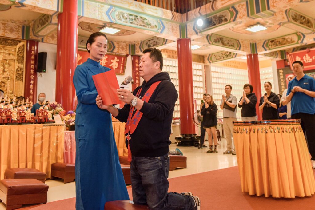 導演王重正（右）上秉疏文並期許用台灣宮廟文化角度拍出台灣人善良。