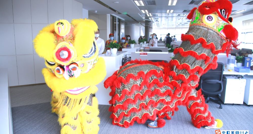 《圖說》上海貴酒總部喬遷時請舞獅來祝賀，摘自百度網。