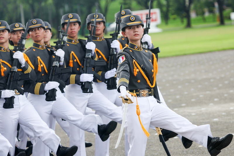 國防大學女性官校生組成2個正步連參與「踢正步」，經過觀禮台。圖/中央社