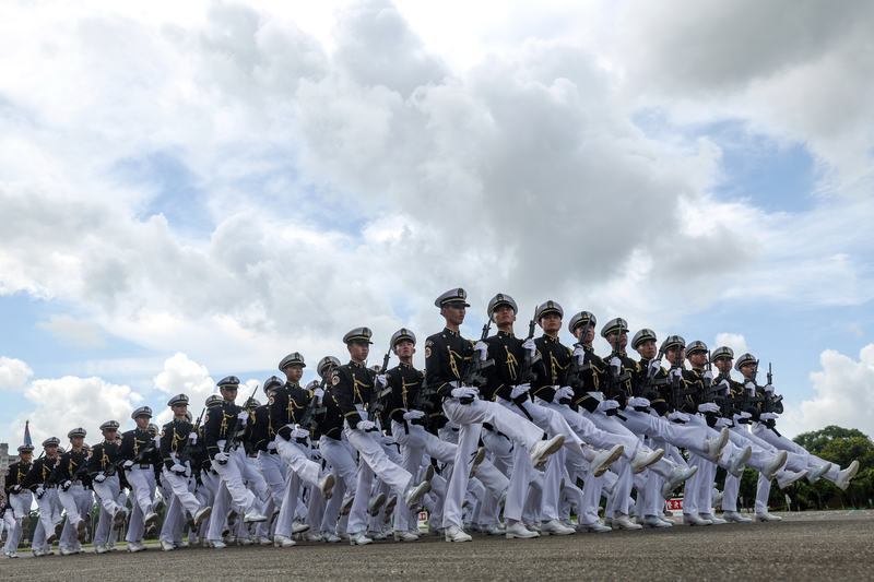 海軍官校學生連踢正步經過觀禮台。圖/中央社