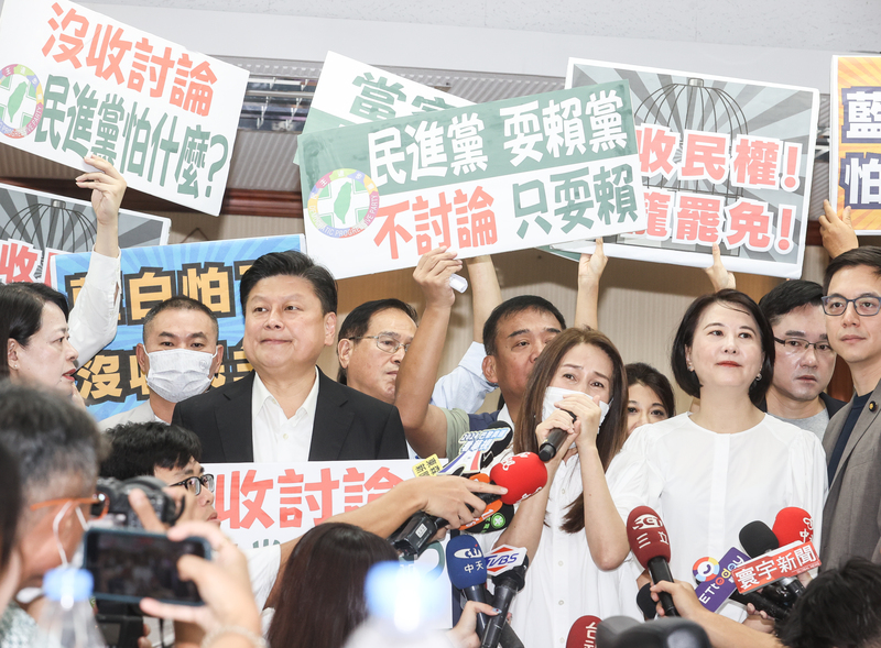 立法院內政委員會4日排審選罷法修正草案，民進黨立委罷佔主席台，內政委員會召委高金素梅（前右三）在混亂中宣布開會。圖/中央社 