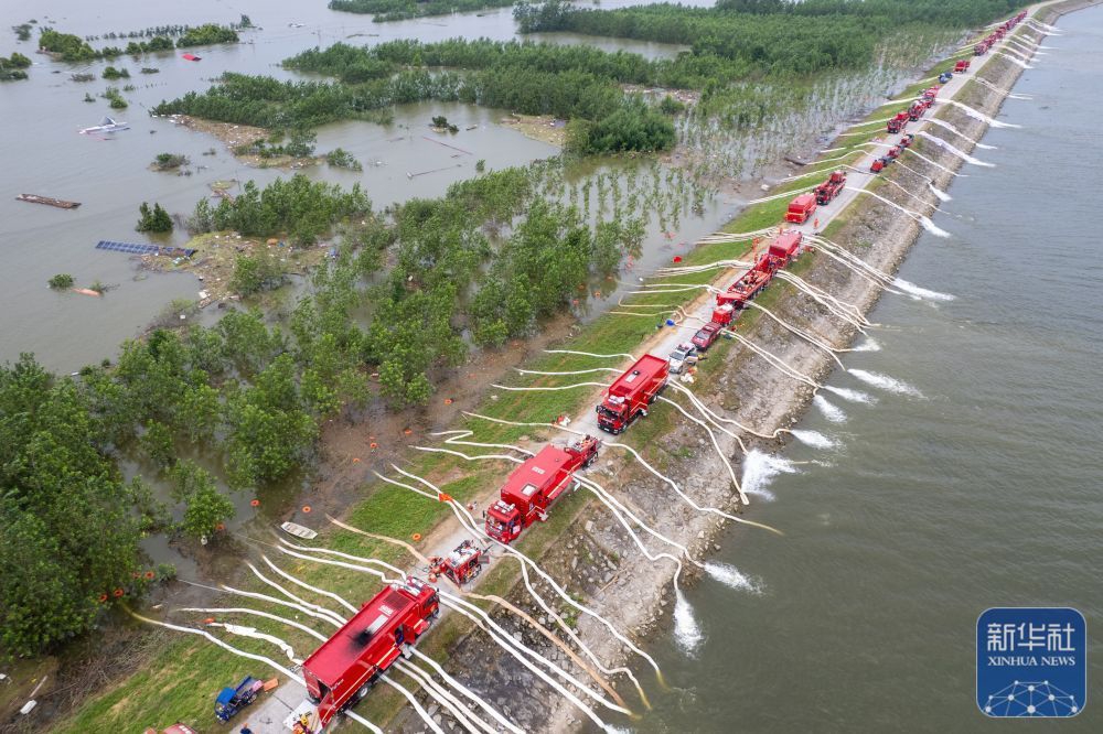 隨著湖南華容縣團洲垸洞庭湖潰堤完成封堵，排澇車隊加緊排水工作。圖/取自新華社 