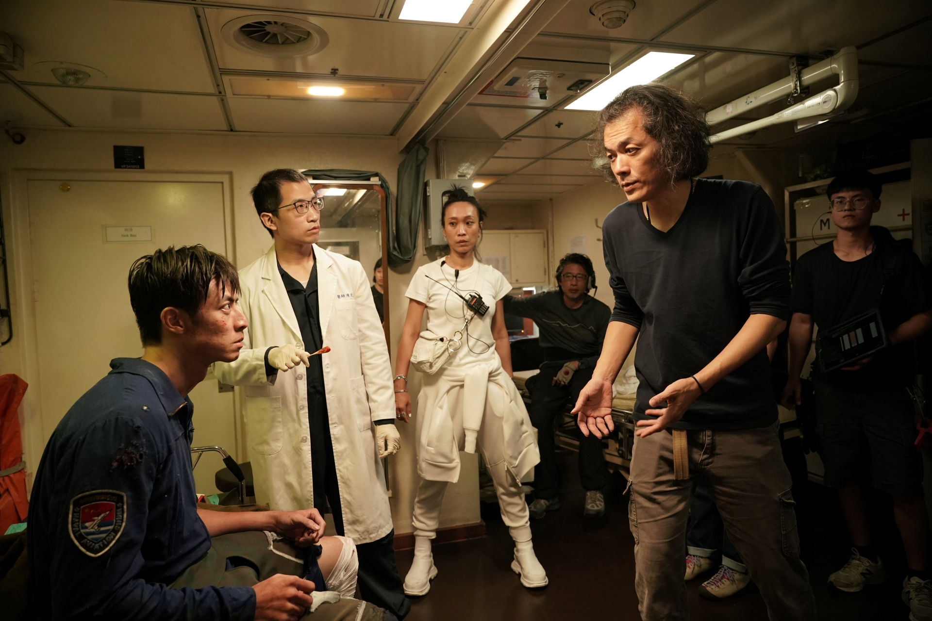 羅景壬導演（右一）首部戲劇作品攜手金獎編劇鄭心媚打造《零日攻擊》。圖/零日文創提供 