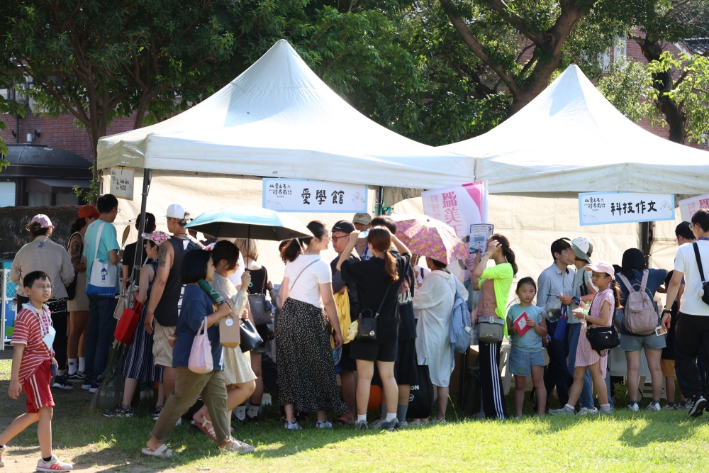 【金鑫教育「夏日好市集」親子活動現場熱鬧。(圖/「愛學館」提供)】