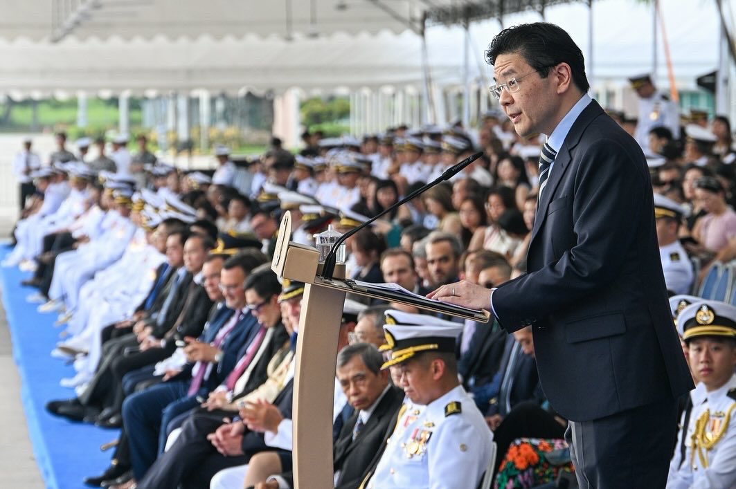 新加坡除高薪養廉外，一套完整的取才及施政績效制度，促使新加坡至今保持繁榮廉能。圖為年薪逾5000萬的新加坡總理黃循財，在新加坡海軍成立25周年會上講話。圖／取自黃循財IG 