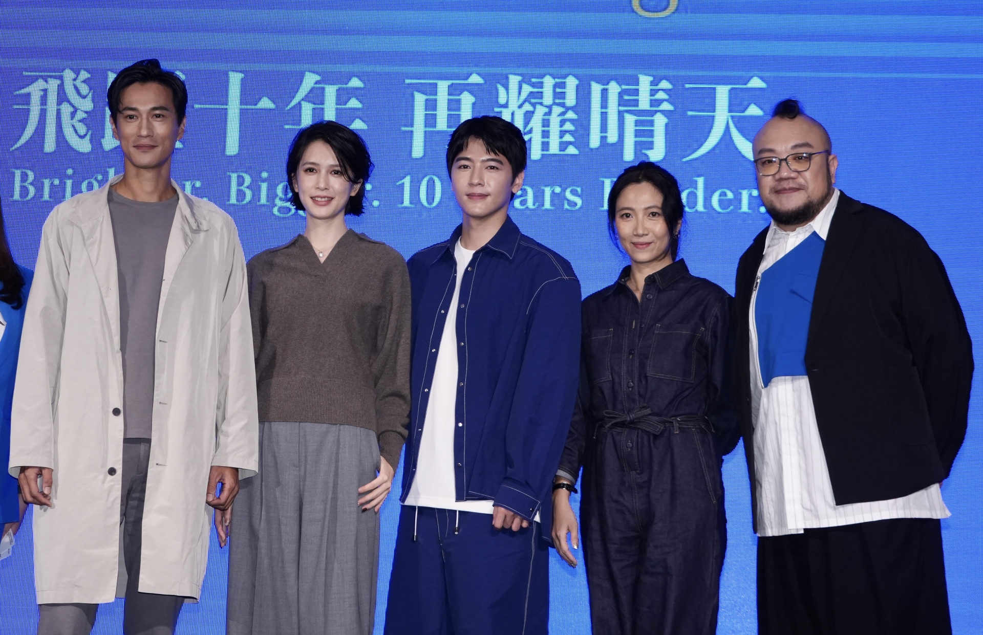 演員鍾承翰（左起）、劉奕兒、李宗霖、導演徐麗雯、葉天倫出席晴天影像10週年記者會，公布接下來拍片計畫。圖/田瑜萍攝 