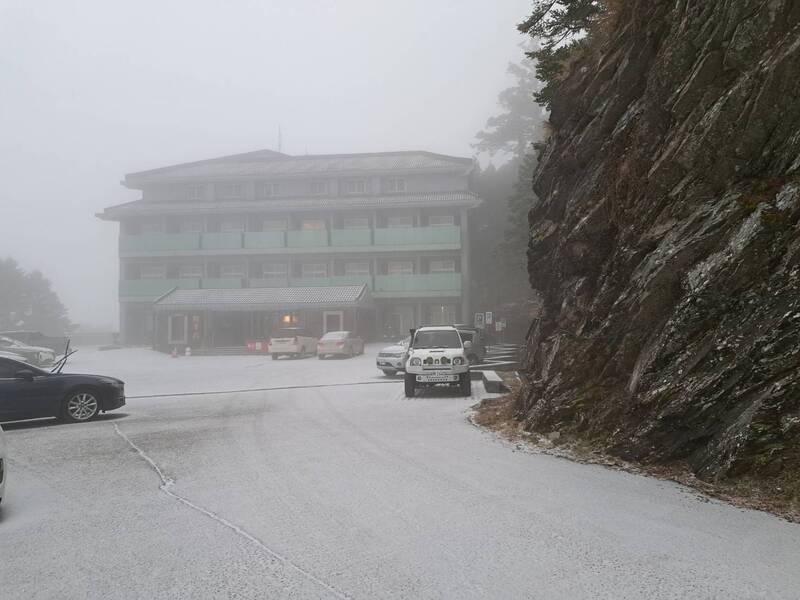 強烈大陸冷氣團影響搭配水氣，合歡山10日凌晨起陸續下冰霰，合歡山松雪樓前方廣場有明顯積雪結冰。（林業及自然保育署南投分署提供）圖／中央社 