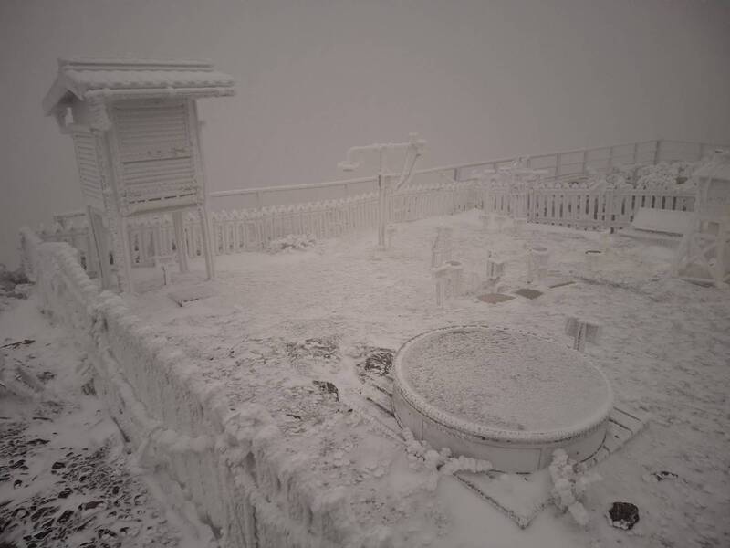 中央氣象署觀測，強烈大陸冷氣團發威，10日晚間玉山降雪，截至11日清晨6時多量測，雪深約0至3公分。 （氣象署提供）圖／中央社