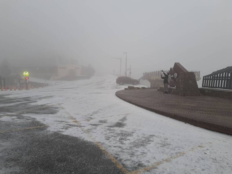 合歡山10日凌晨起陸續下冰霰，清晨路面邊坡已有明顯積雪結冰。（林業及自然保育署南投分署提供）圖／中央社