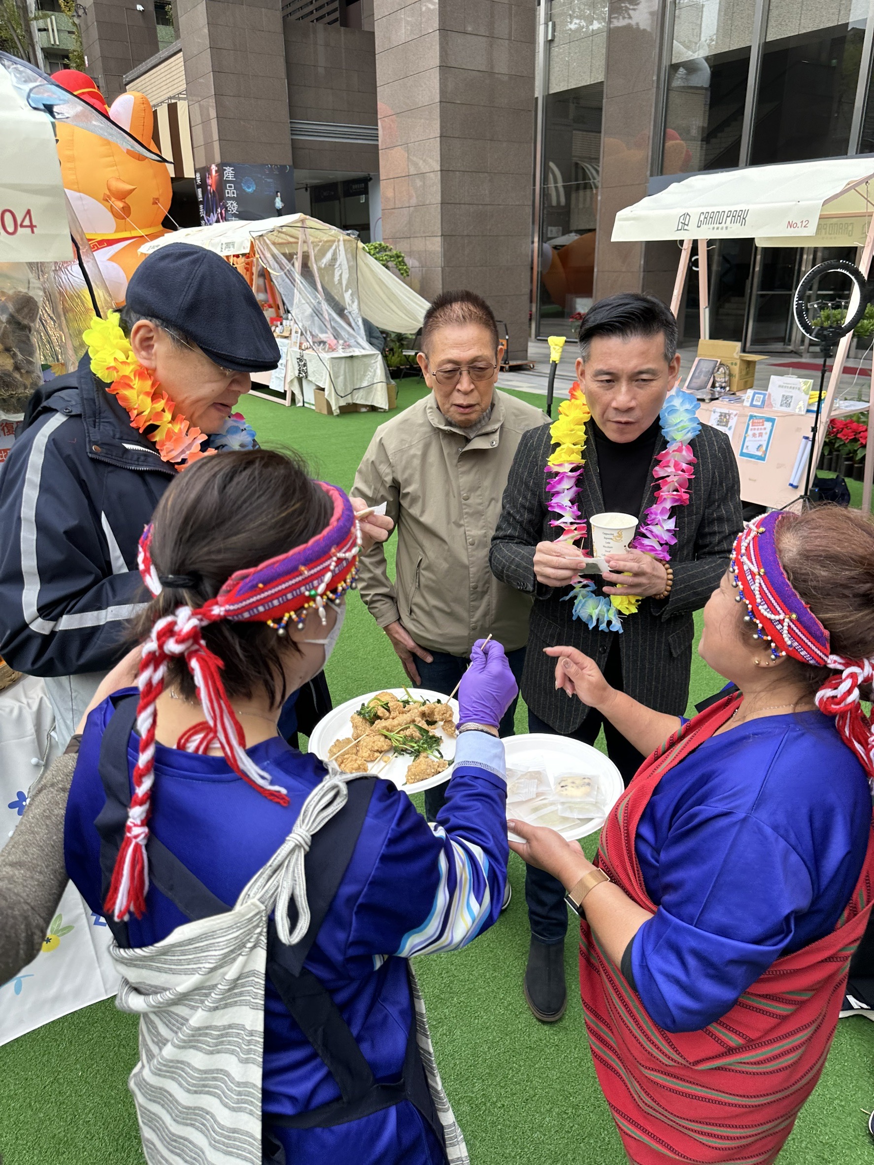 桃園市原住民商家首次參與外縣市銷售活動，帶來傳統特色美食、很受民眾歡迎。圖／主辦單位提供