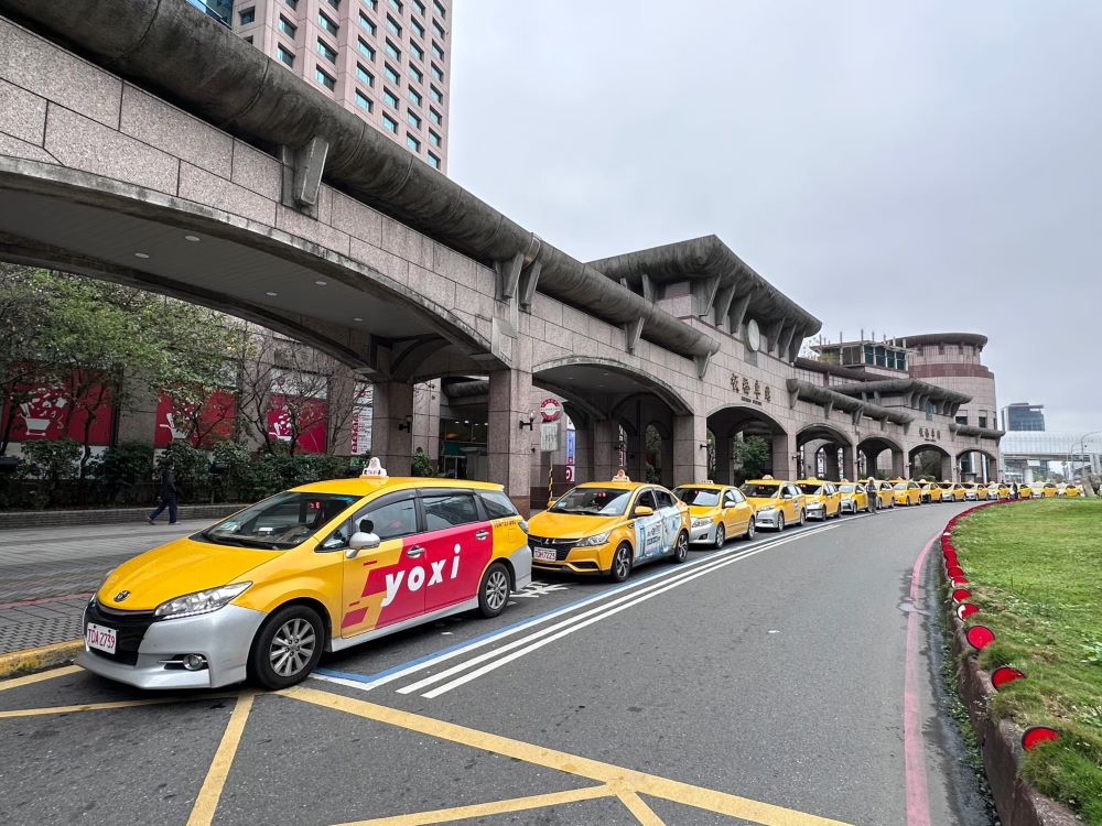 《圖說》板橋火車站計程車排班區。〈交通局提供〉