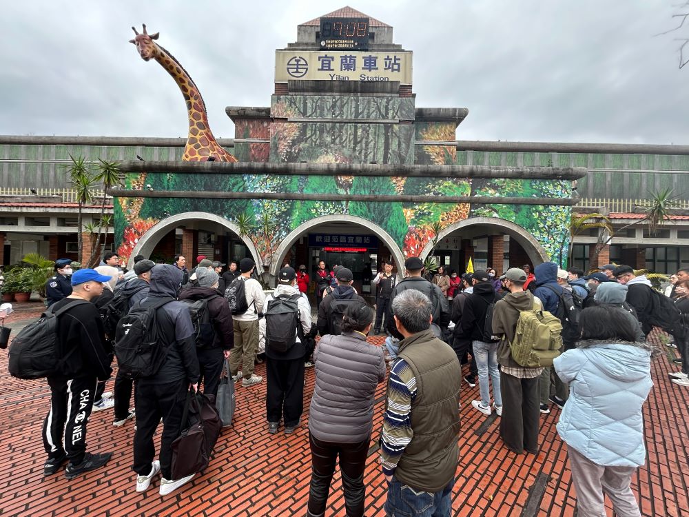 《圖說》宜蘭軍服站長尹華忠今日赴宜蘭火車站歡送役男搭乘縣府專車赴宜蘭金六結營區報到。〈宜蘭軍服站提供〉