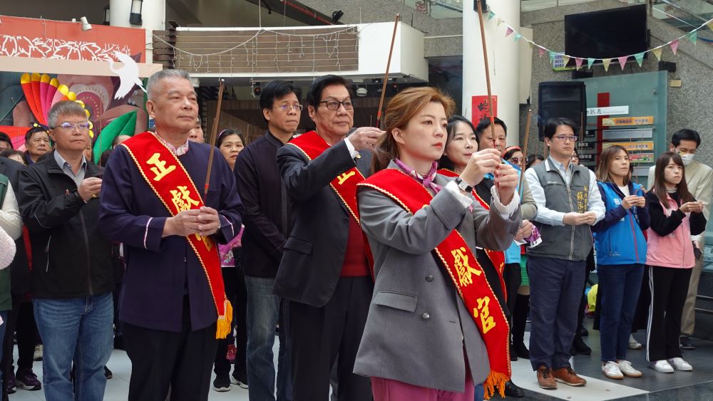 《圖說》新北市客家局長劉冠吟率領新北市客家鄉親共同祭祀天公及女媧娘娘。〈客家局提供〉