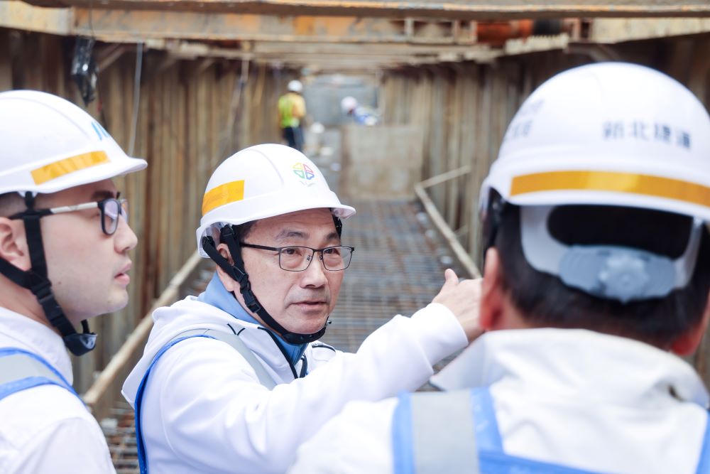 《圖說》侯友宜市長今日視察捷運汐東線要徑工程新設雨水箱涵工程。〈捷運局提供〉