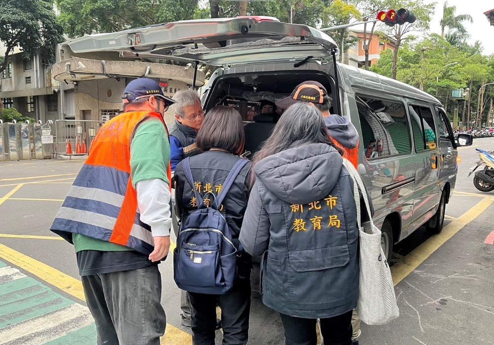 《圖說》新北市教育局會同交通部公路總局臺北區監理所及新北市警察局，昨日至新莊區思賢國小周邊進行學幼童車擴大聯合稽查。〈教育局提供〉