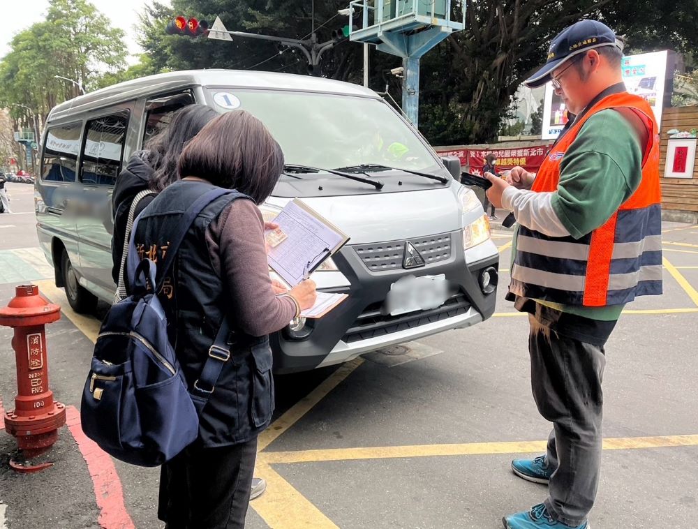 《圖說》聯合稽查攔查到補習班使用未經核備車輛載運學生，將依發法裁罰並持續追蹤後續改善情形。〈教育局提供〉