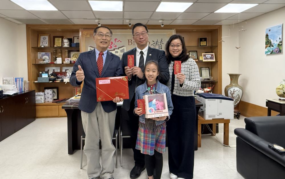 《圖說》陳奇正致贈侯友宜市長「蛇福泰吉」福袋及世壯運吉祥物「壯寶」娃娃給吳程遠。〈板橋區公所提供〉