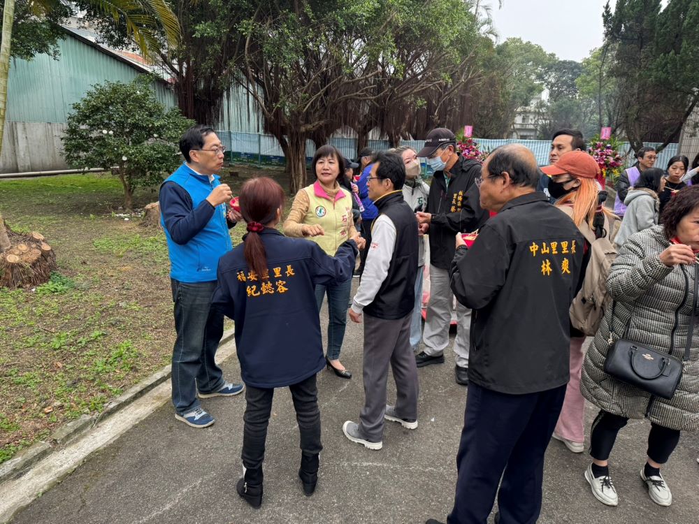 《圖說》陳奇正區長介紹華麗變身後的全新市民集會所。〈板橋區公所提供〉