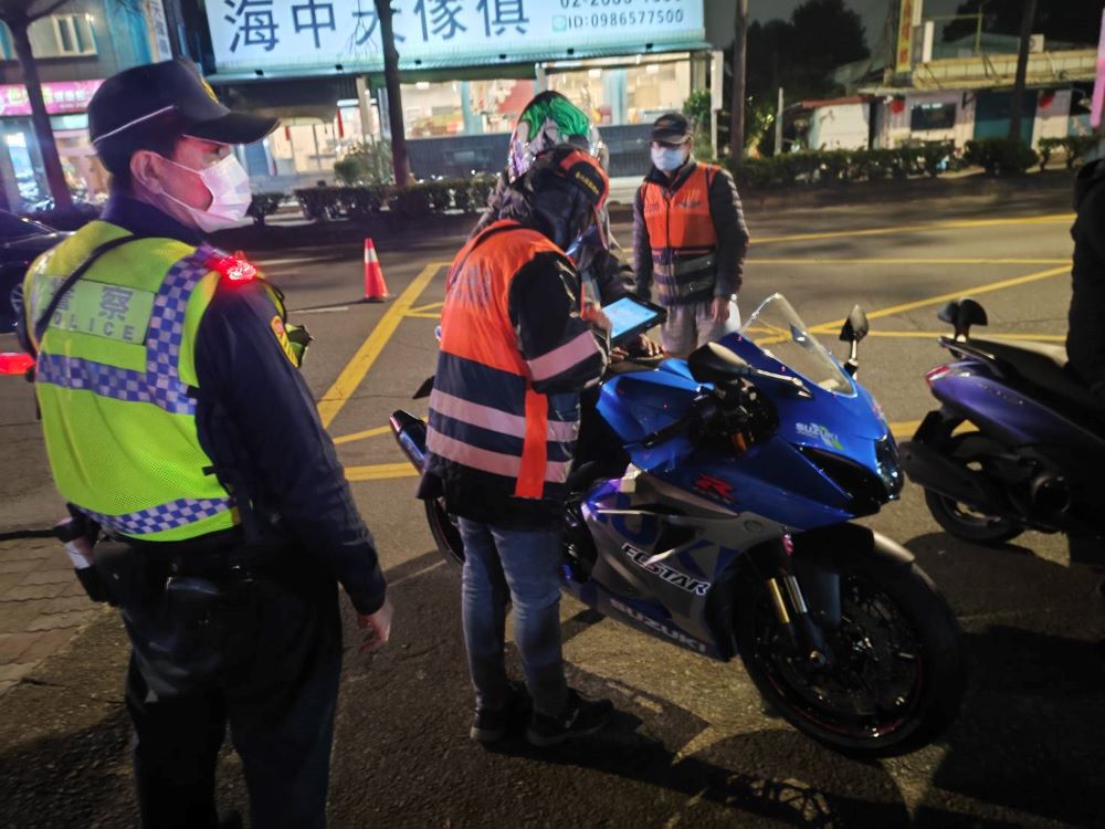 《圖說》板橋分局為遏止街頭暴力，日前執行擴大臨檢勤務結合掃黑行動，展現掃蕩黑道幫派之決心與魄力。〈板橋分局提供〉