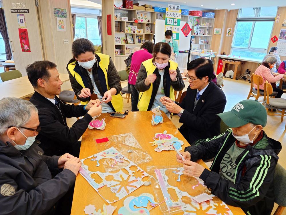 《圖說》嚴德發與長輩一起組裝應景小龍提燈。〈板橋榮家提供〉