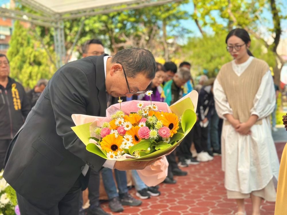 《圖說》侯友宜獻花，向受難者致上最深敬意。〈民政局提供〉