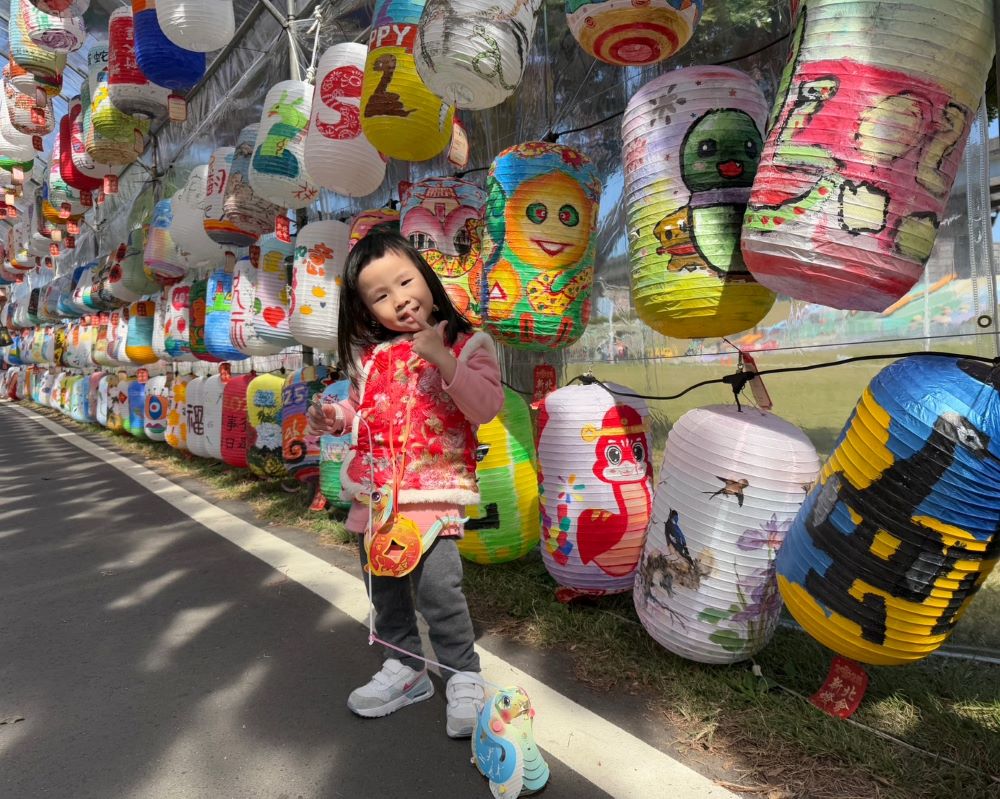 《圖說》新北市今年推出應景的兩款蛇年小提燈，不僅造型可愛又具多功能，並且容易組裝，適合親子同樂。〈民政局提供〉