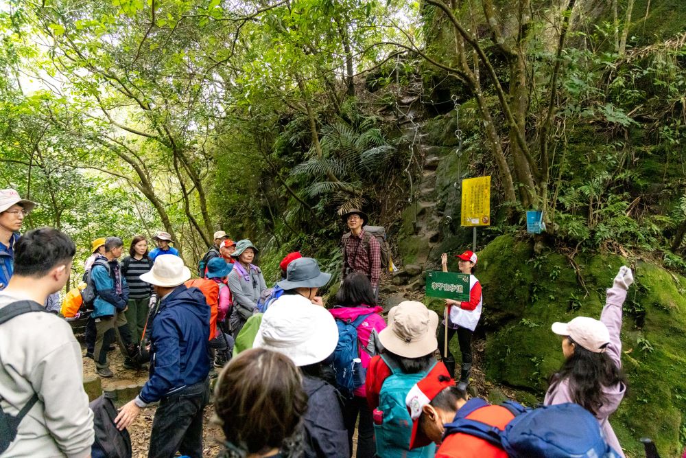 《圖說》淨山活動由知名登山達人吳雲天及崔祖錫擔任導覽，為民眾解說平溪生態與文化。〈觀旅局提供〉