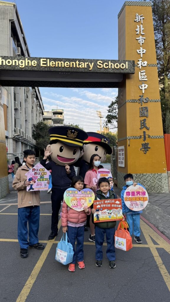 《圖說》中和分局在中和國小執行護童勤務。〈新北市警局提供〉