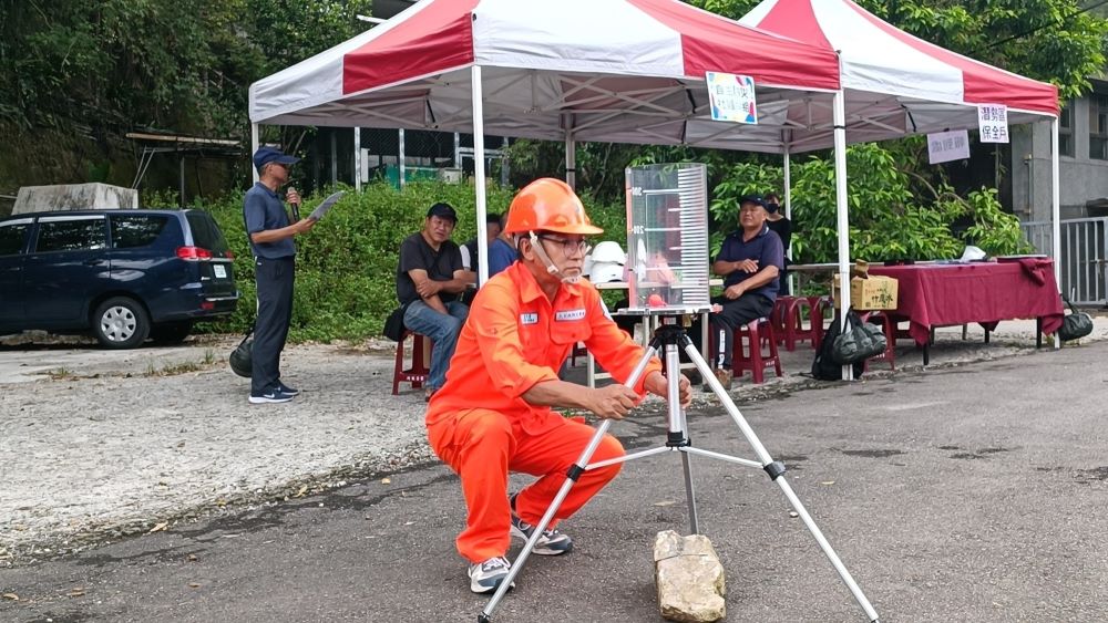 《圖說》土石流防災專員架設雨量筒並定時回報。〈農業局提供〉