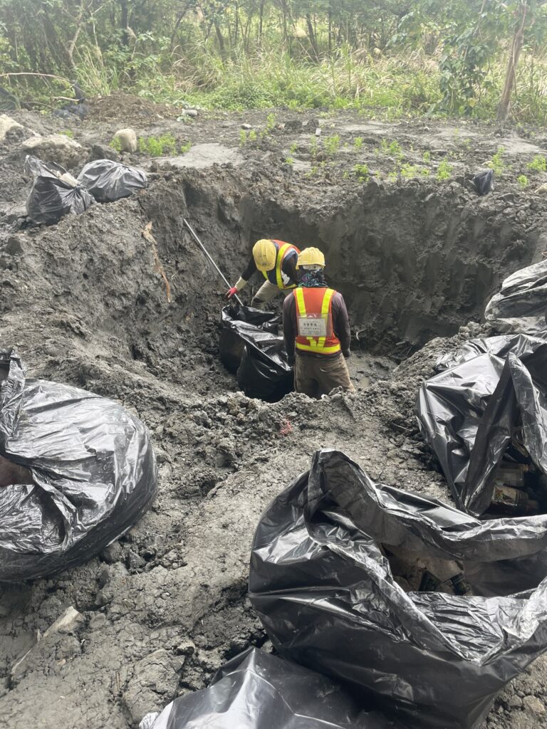 《圖說》遭非法掩埋廢棄物情形，已涉及違反廢棄物清理法行政刑罰，將釐清行為人並移請檢查機關偵辦。〈環保局提供〉