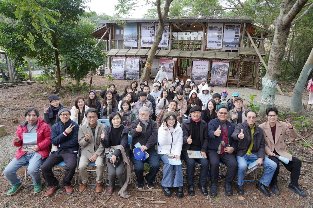 ▲中原大學研究中心團隊與師生舉辦戶外課程與文化交流活動，師生與來賓齊聚一堂。(圖/中原大學提供)