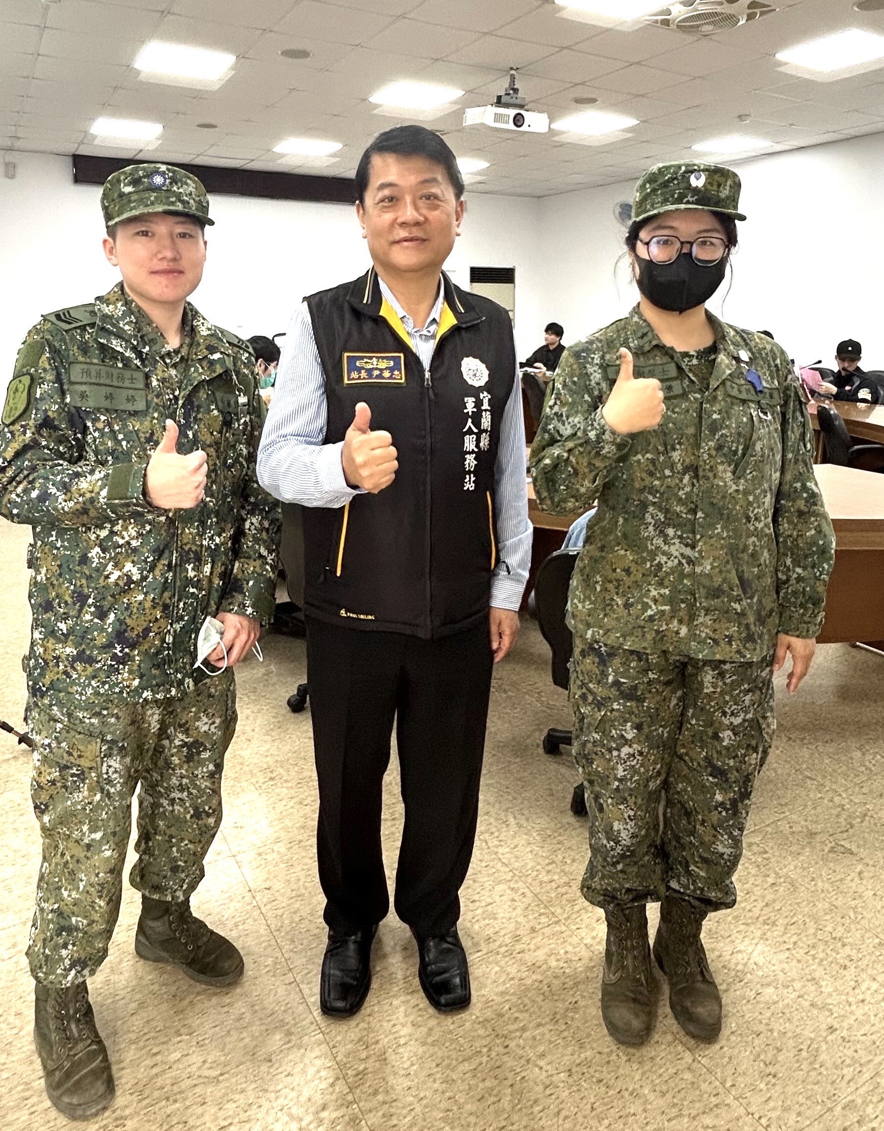 《圖說》宜蘭縣軍人服務站長尹華忠與國軍宜蘭招募中心招募專員。〈宜蘭軍服站提供〉