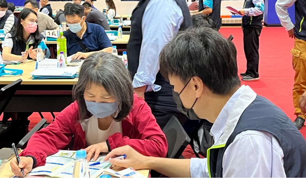 《圖說》桌邊專員與用戶交流熱烈,積極交換意見。〈北南區處提供〉