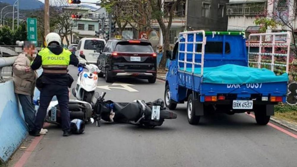 《圖說》酒駕騎士於受困於車陣，員警迅速將其控制。〈土城分局提供〉