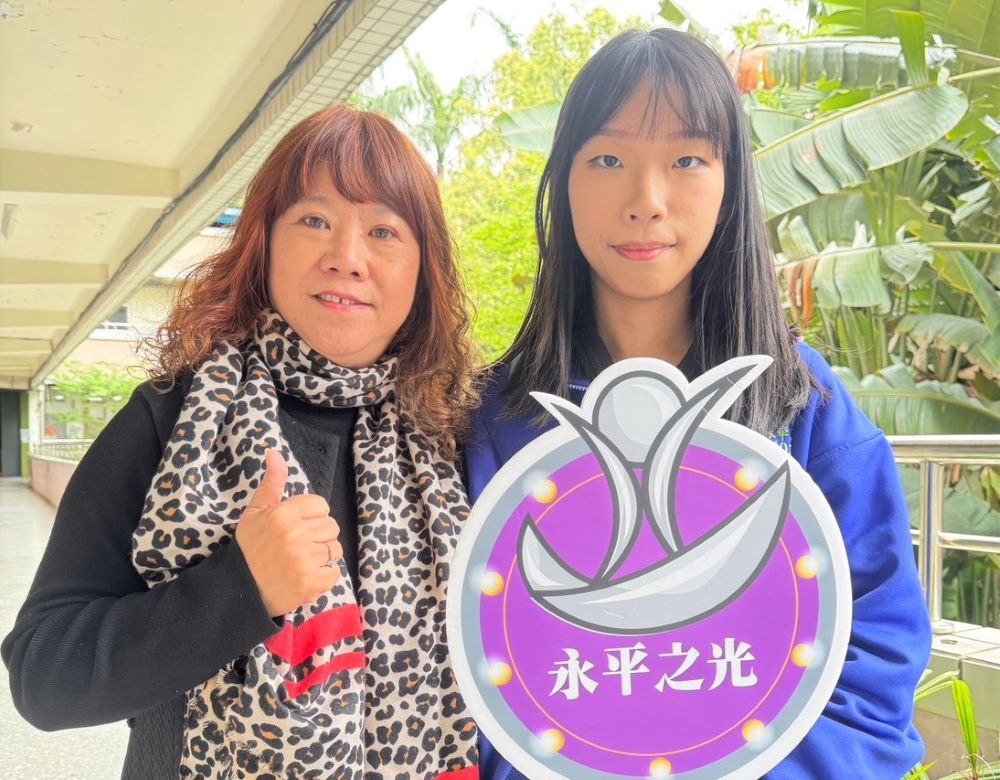 在地就學成績亮眼 新北2,377名學子繁星圓夢 11 《圖說》永平高中李致葳(右) 錄取臺灣大學財務金融學系。〈教育局提供〉