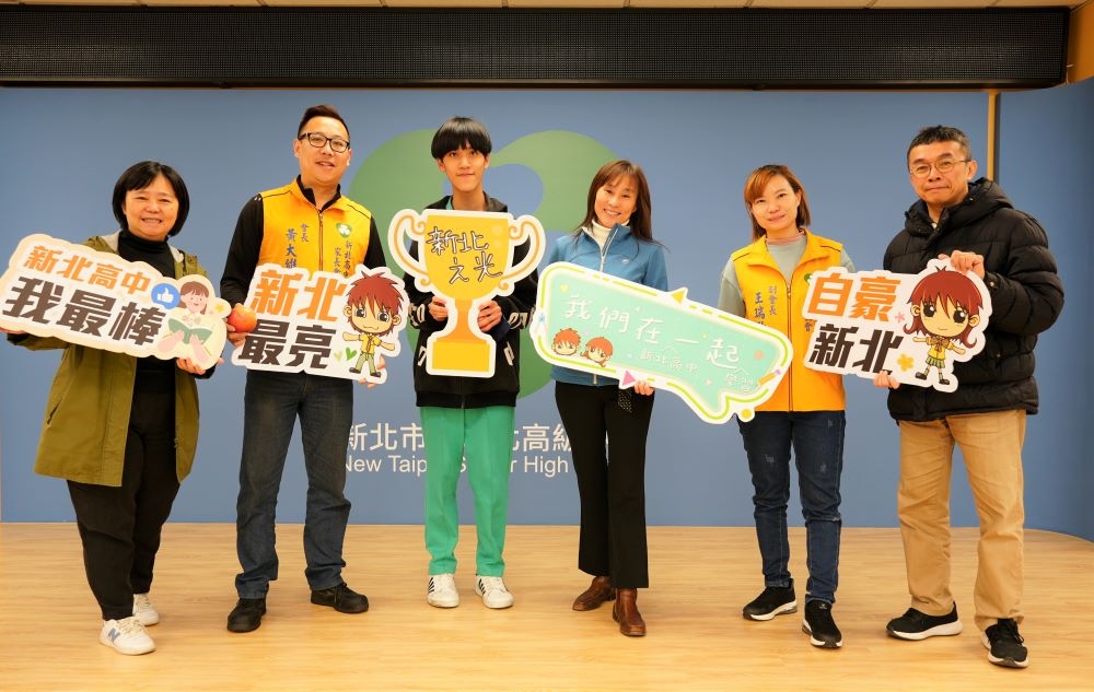 在地就學成績亮眼 新北2,377名學子繁星圓夢 10 《圖說》新北高中邱翊恩〈左3〉錄取臺灣大學財務金融學系。〈教育局提供〉