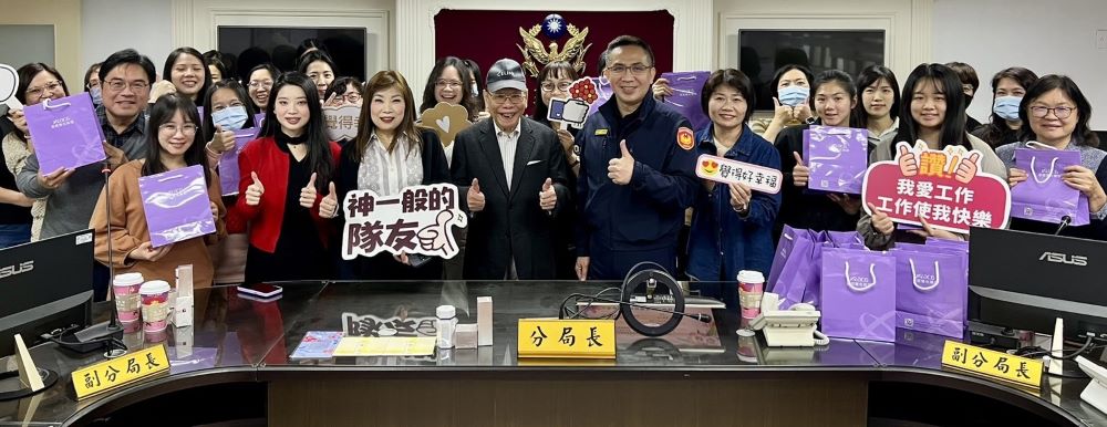 《圖說》海山分局為慶祝國際婦女節，推動性別平等，今日與知名化妝品牌集團合作，至分局向女性警員表達感謝。〈海山分局提供〉