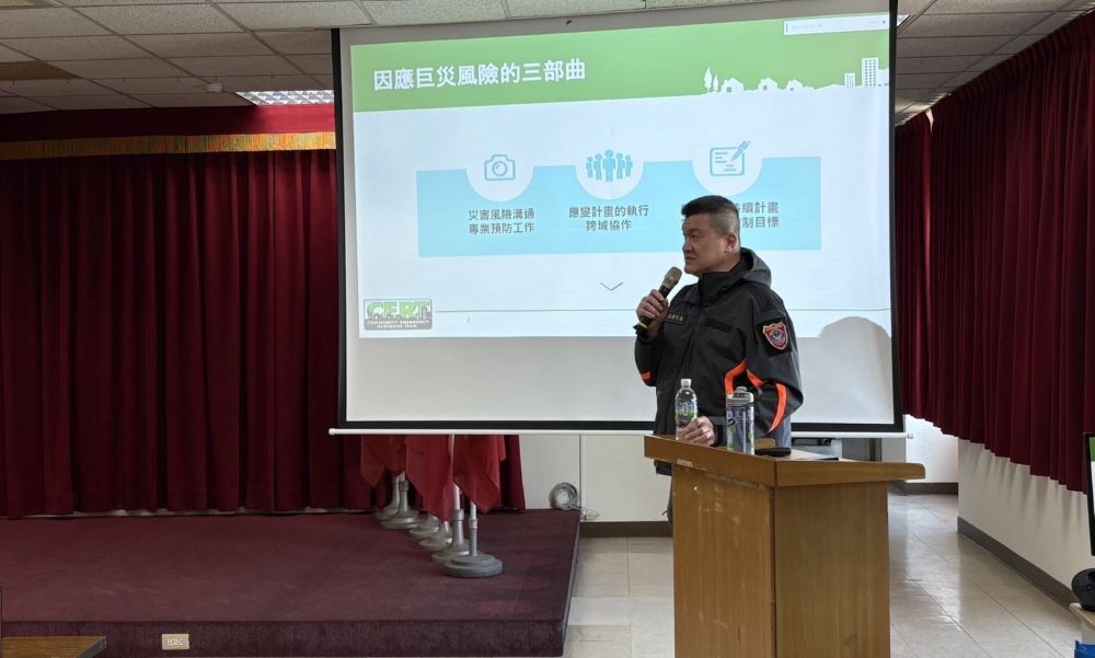 擴大多元效益 新北攜手台電培訓防災士 11 《圖說》馬仕元政務次長防災士簡報說明。〈消防局提供〉