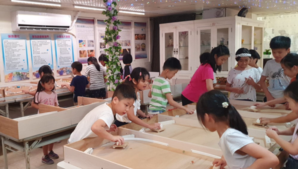 《圖說》台灣第一家琉璃主題觀光工廠的琉傳天下琉星花園,報名參加噴砂馬克杯DIY體驗即可享9折優惠。〈經發局提供〉