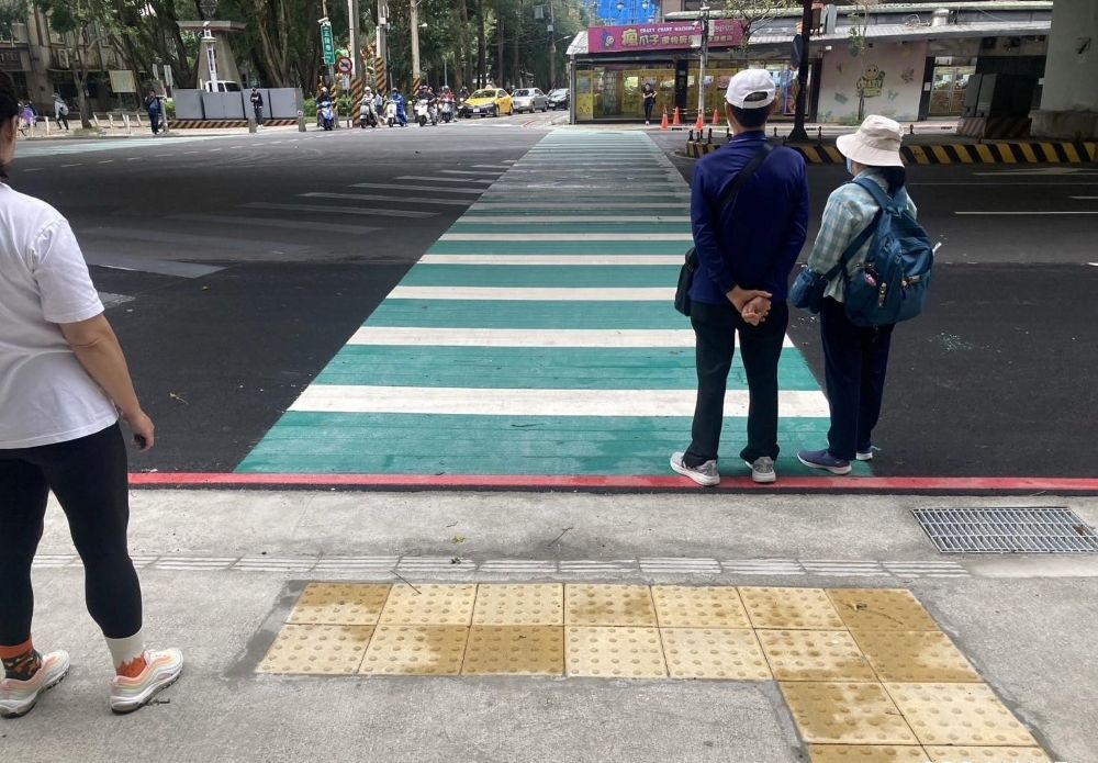 《圖說》民生路一段與長安街路口退縮行穿線，提升行人安全性。〈板橋區公所提供〉