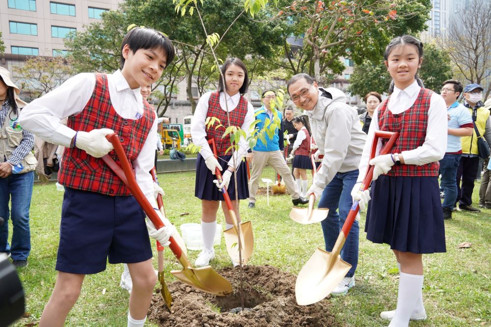 《圖說》侯友宜市長今日與學童共同植樹。〈農業局提供〉